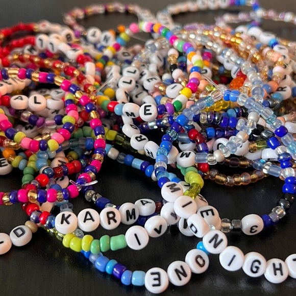 100 Random Taylor Swift Bracelets - Picture 3 of 3